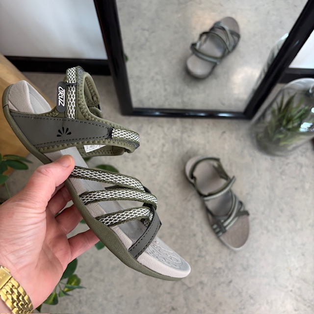 Flott sporty lettvektssandal med bue støtte