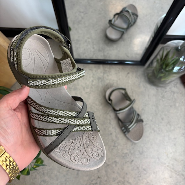 Flott sporty lettvektssandal med bue støtte