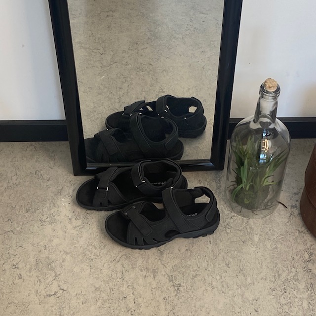 Behagelig og praktisk arbeidssandal – Svart