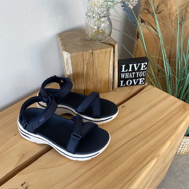 Skechers sandal med buestøtte og 3 justerbare stropper i marineblå.