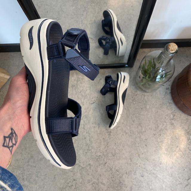 Skechers sandal med buestøtte og 3 justerbare stropper i marineblå.