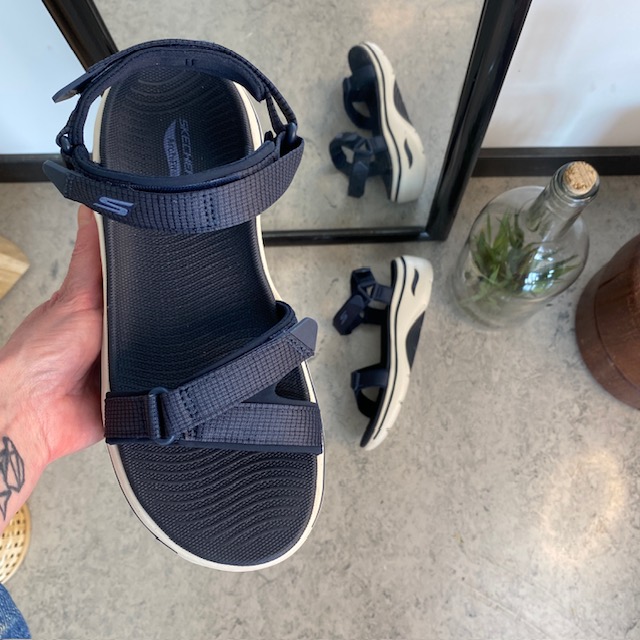 Skechers sandal med buestøtte og 3 justerbare stropper i marineblå.