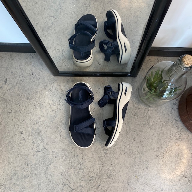 Skechers sandal med buestøtte og 3 justerbare stropper i marineblå.