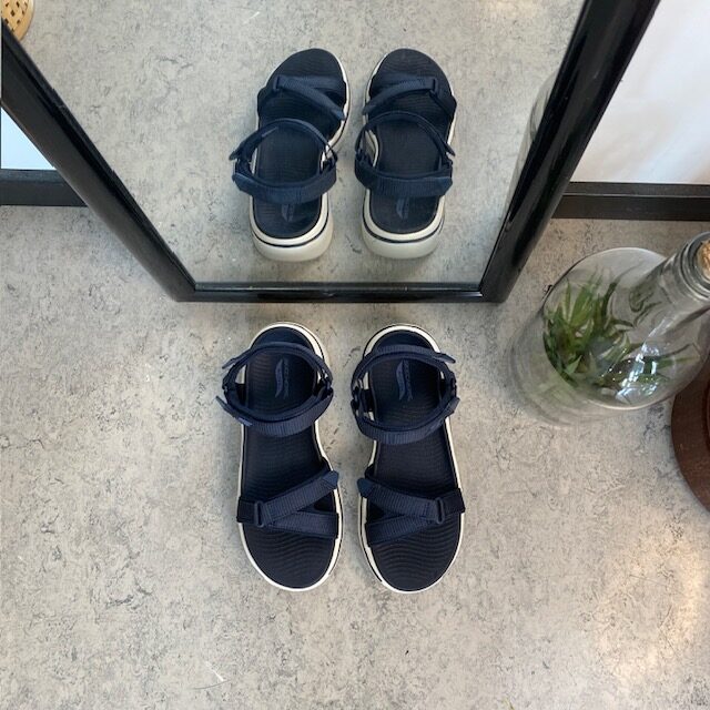 Skechers sandal med buestøtte og 3 justerbare stropper i marineblå.