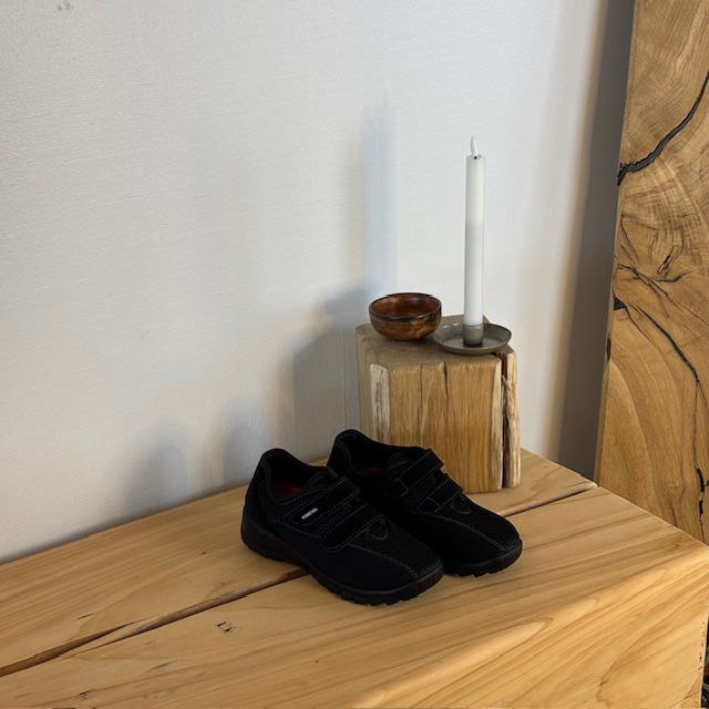 Svart fleksibel sko med sklisikre såler