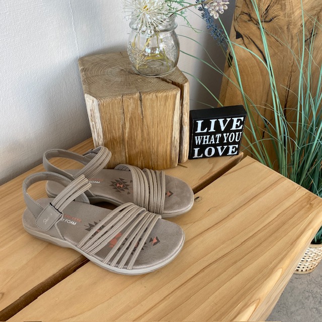 Beige Skechers sandal med elastiske stropper