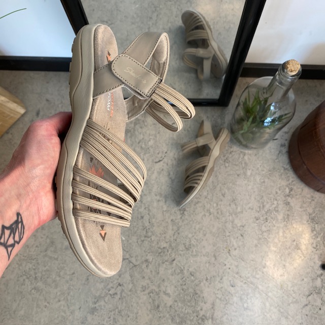 Beige Skechers sandal med elastiske stropper