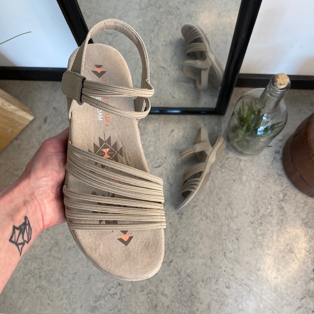 Beige Skechers sandal med elastiske stropper