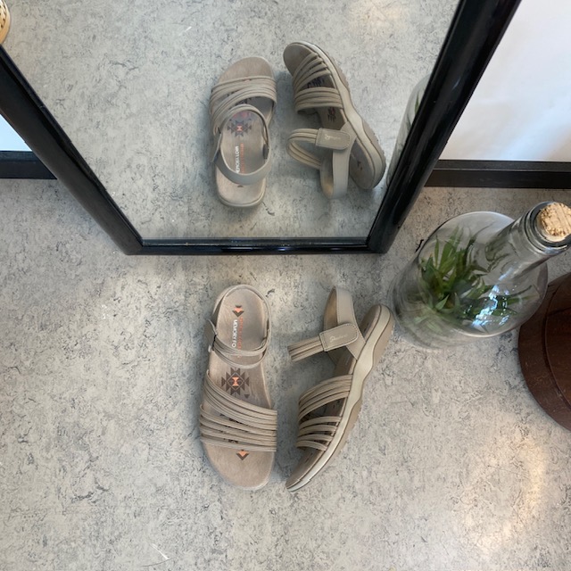 Beige Skechers sandal med elastiske stropper