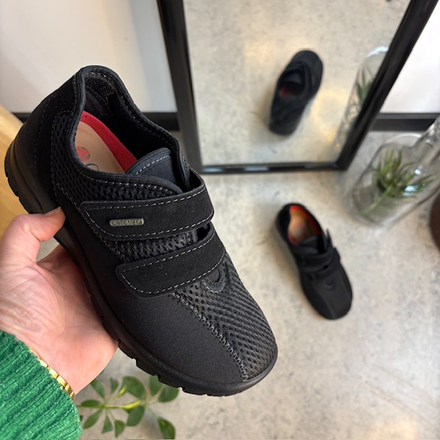 Svart fleksibel sko med sklisikre såler