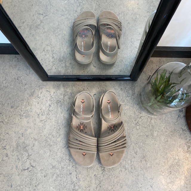 Beige Skechers sandal med elastiske stropper
