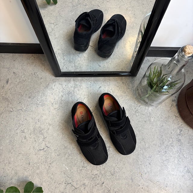 Svart fleksibel sko med sklisikre såler