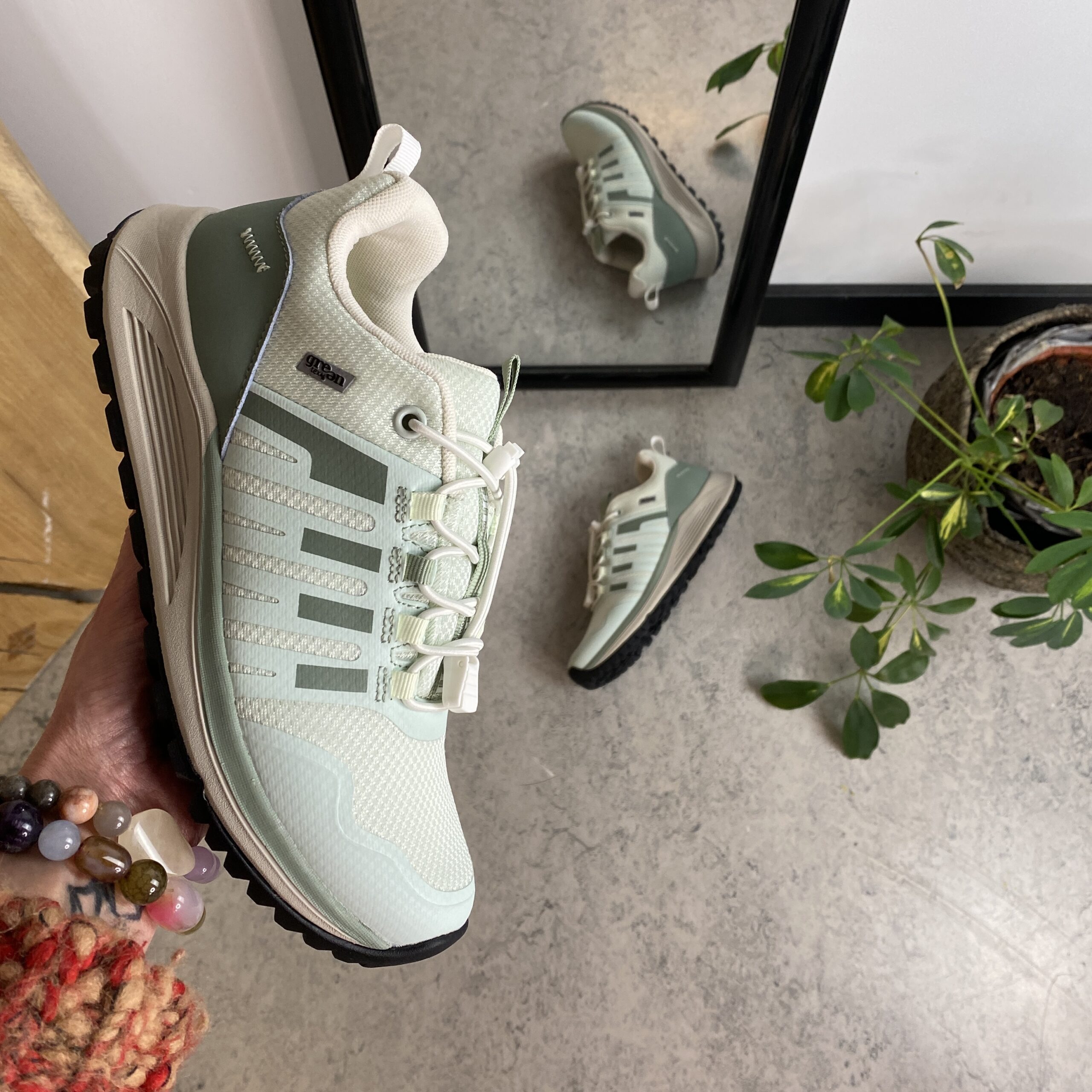 Vanntett, mintgrønn lettvektssko fra Green Comfort med god svangstøtte.