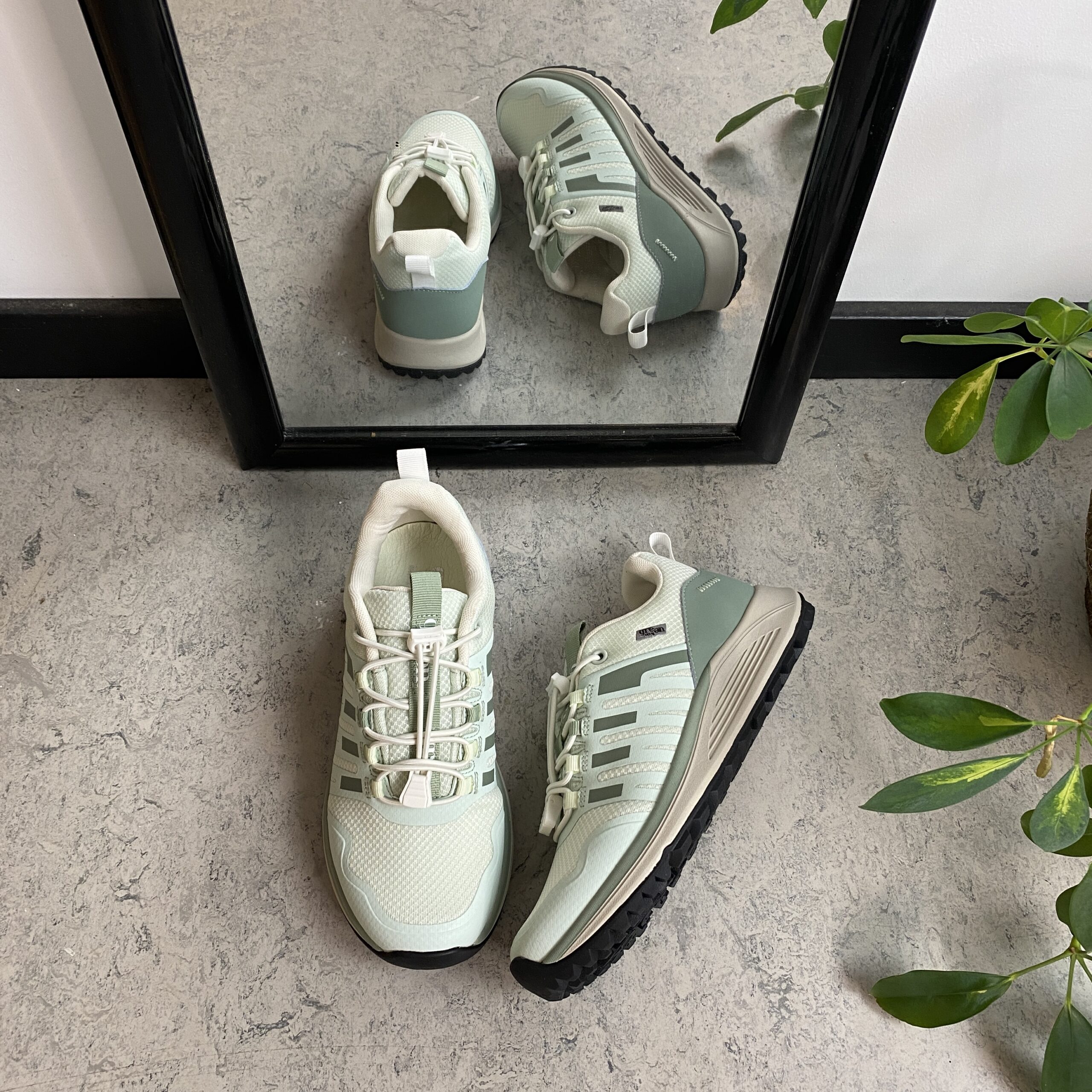 Vanntett, mintgrønn lettvektssko fra Green Comfort med god svangstøtte.