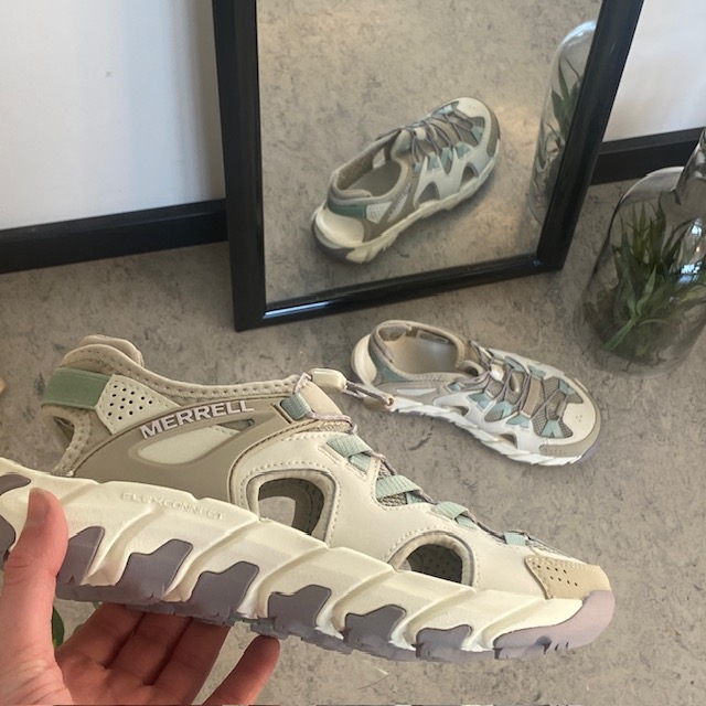 Merrell damesandal, lukket modell, god bredde.