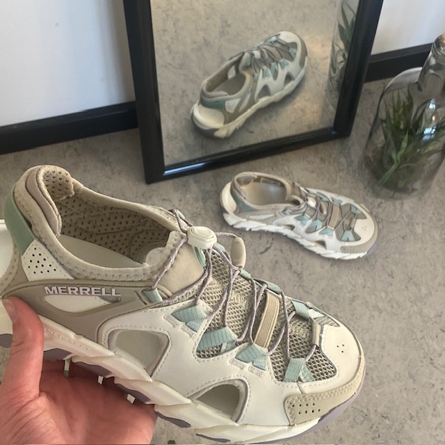 Merrell damesandal, lukket modell, god bredde.