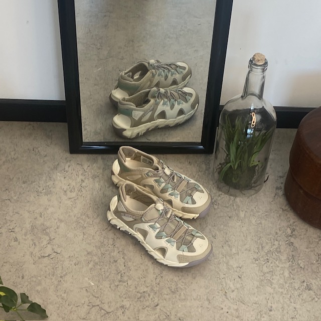 Merrell damesandal, lukket modell, god bredde.