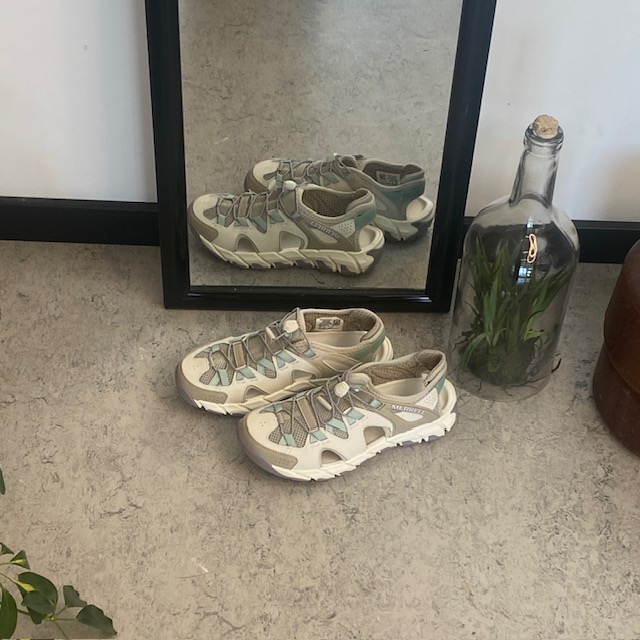 Merrell damesandal, lukket modell, god bredde.