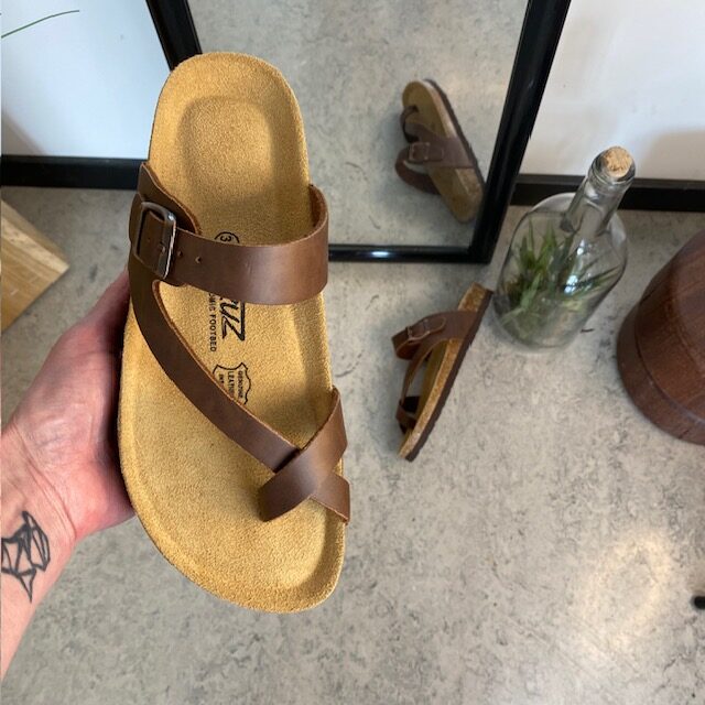 Biosandal i brun med den mykeste sålen