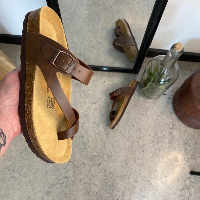 Biosandal i brun med den mykeste sålen
