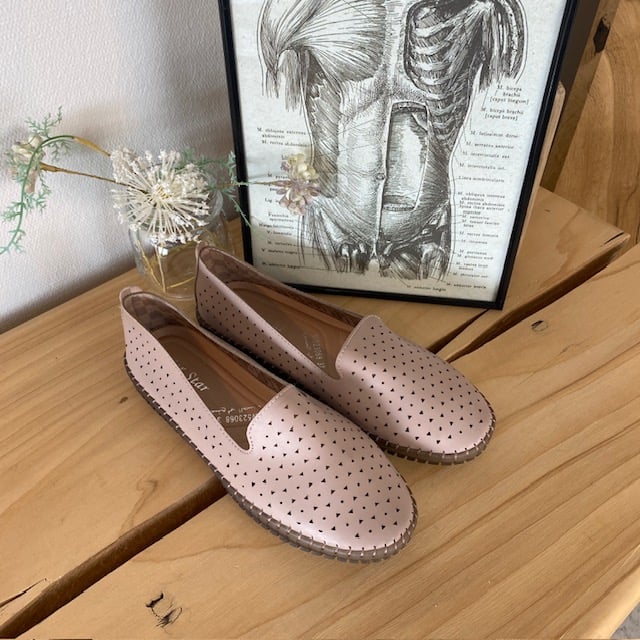 Beige ballerinasko med fint, perforert mønster