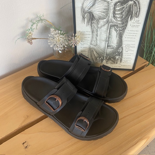 Sort herre slip on sandal fra MBT med ergonomisk fotseng