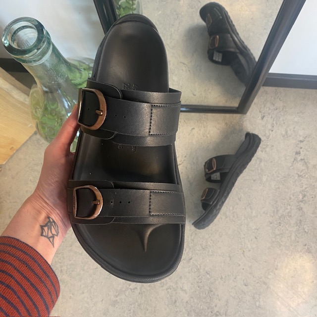 Sort herre slip on sandal fra MBT med ergonomisk fotseng