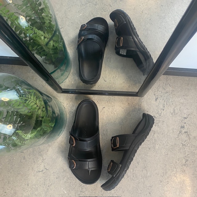 Sort herre slip on sandal fra MBT med ergonomisk fotseng