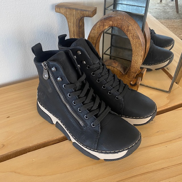 Svart Rieker støvel med god støtabsorbering