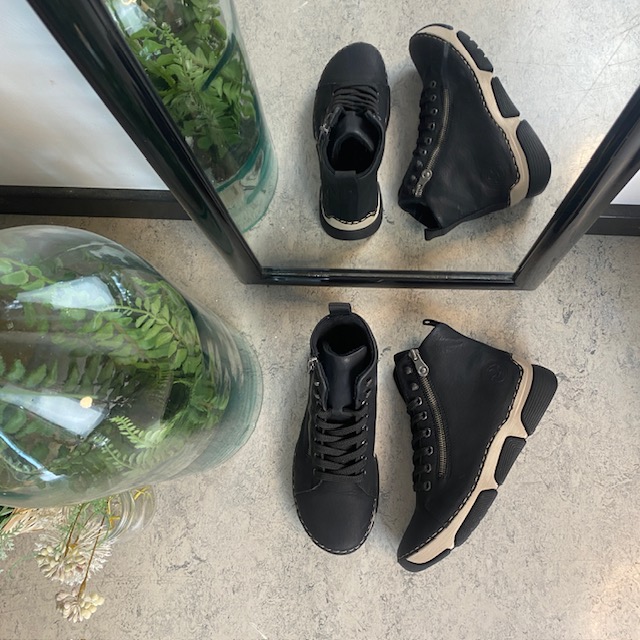 Svart Rieker støvel med god støtabsorbering