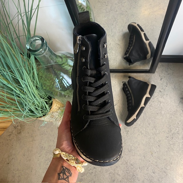 Svart Rieker støvel med god støtabsorbering