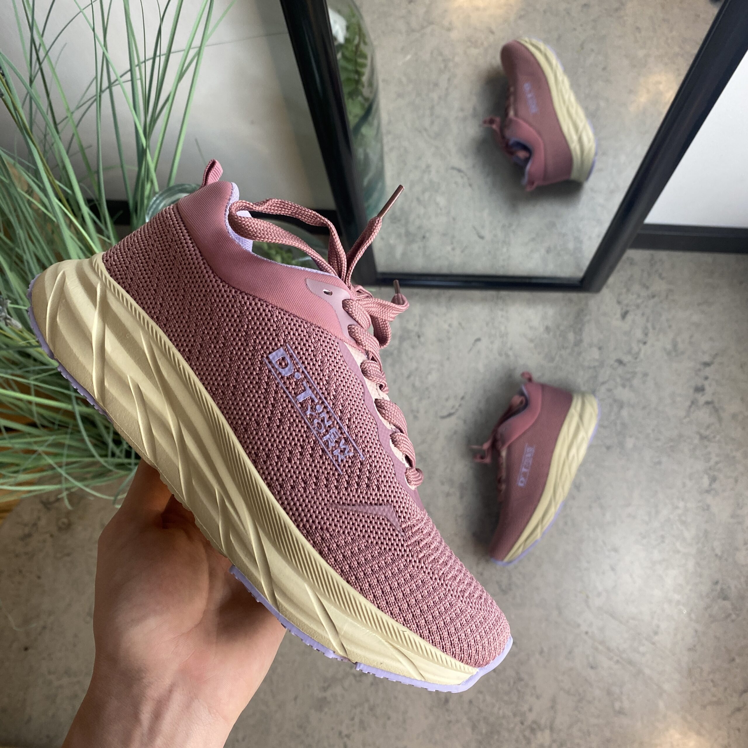 Rosa lette sko med støtabsorberende såle