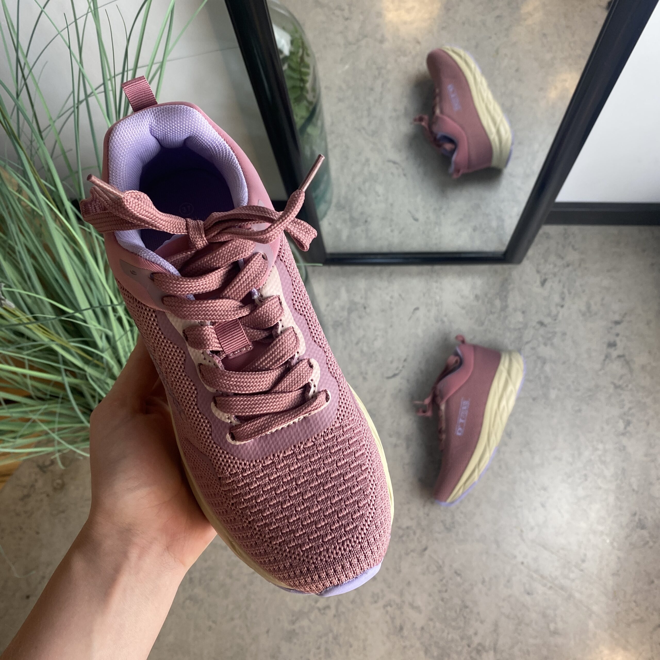 Rosa lette sko med støtabsorberende såle