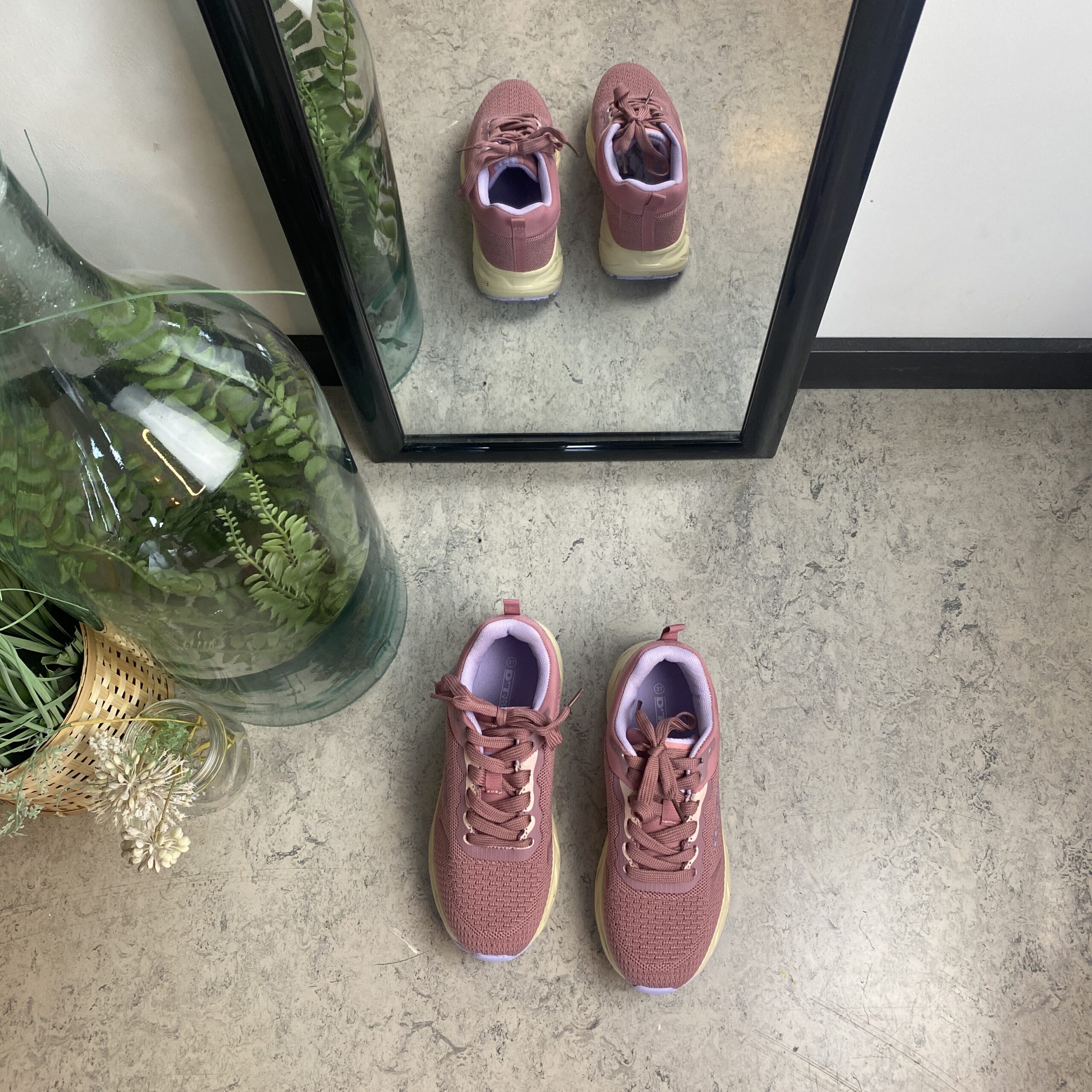 Rosa lette sko med støtabsorberende såle