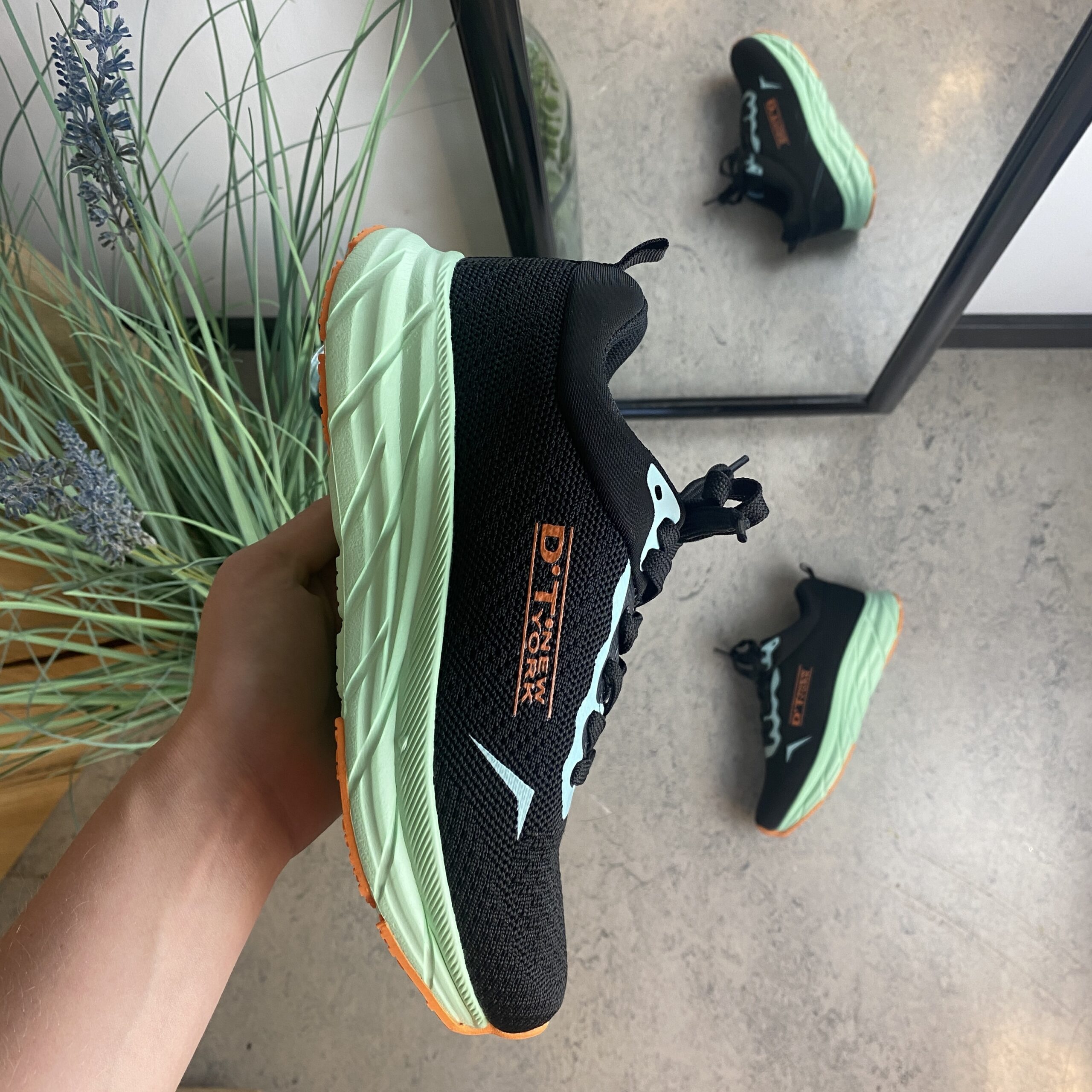 Svart lettvektsko med støtabsorberende såle