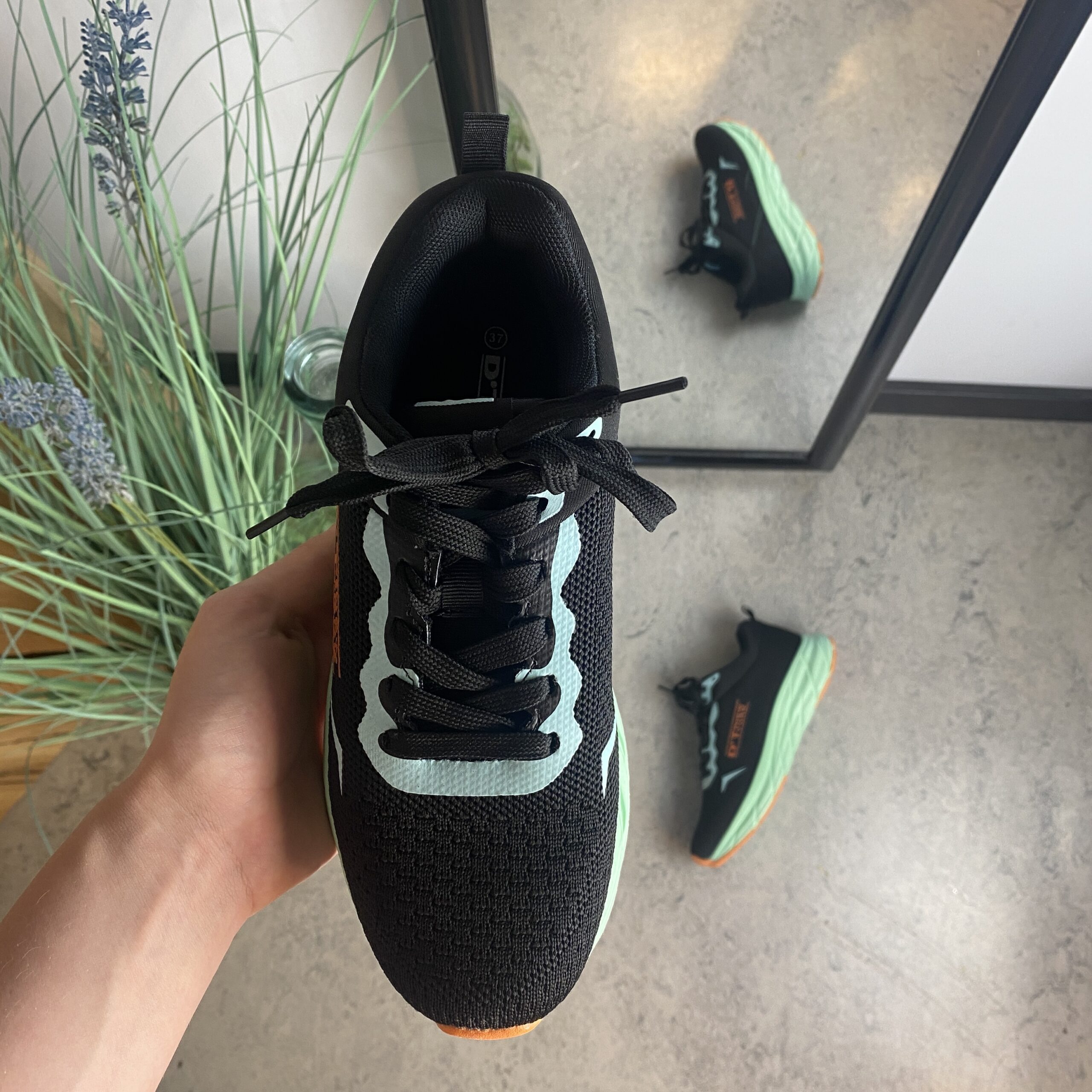 Svart lettvektsko med støtabsorberende såle