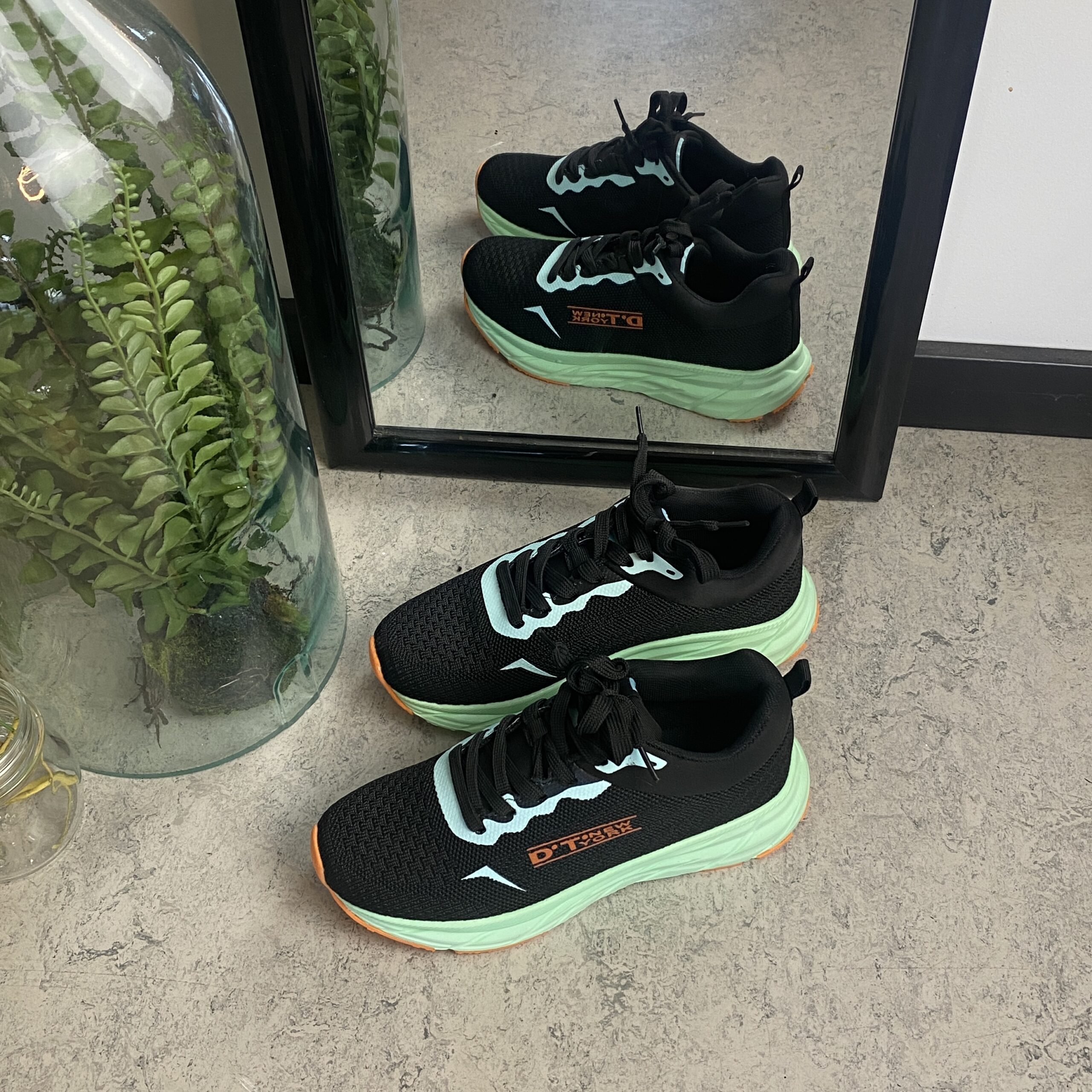 Svart lettvektsko med støtabsorberende såle