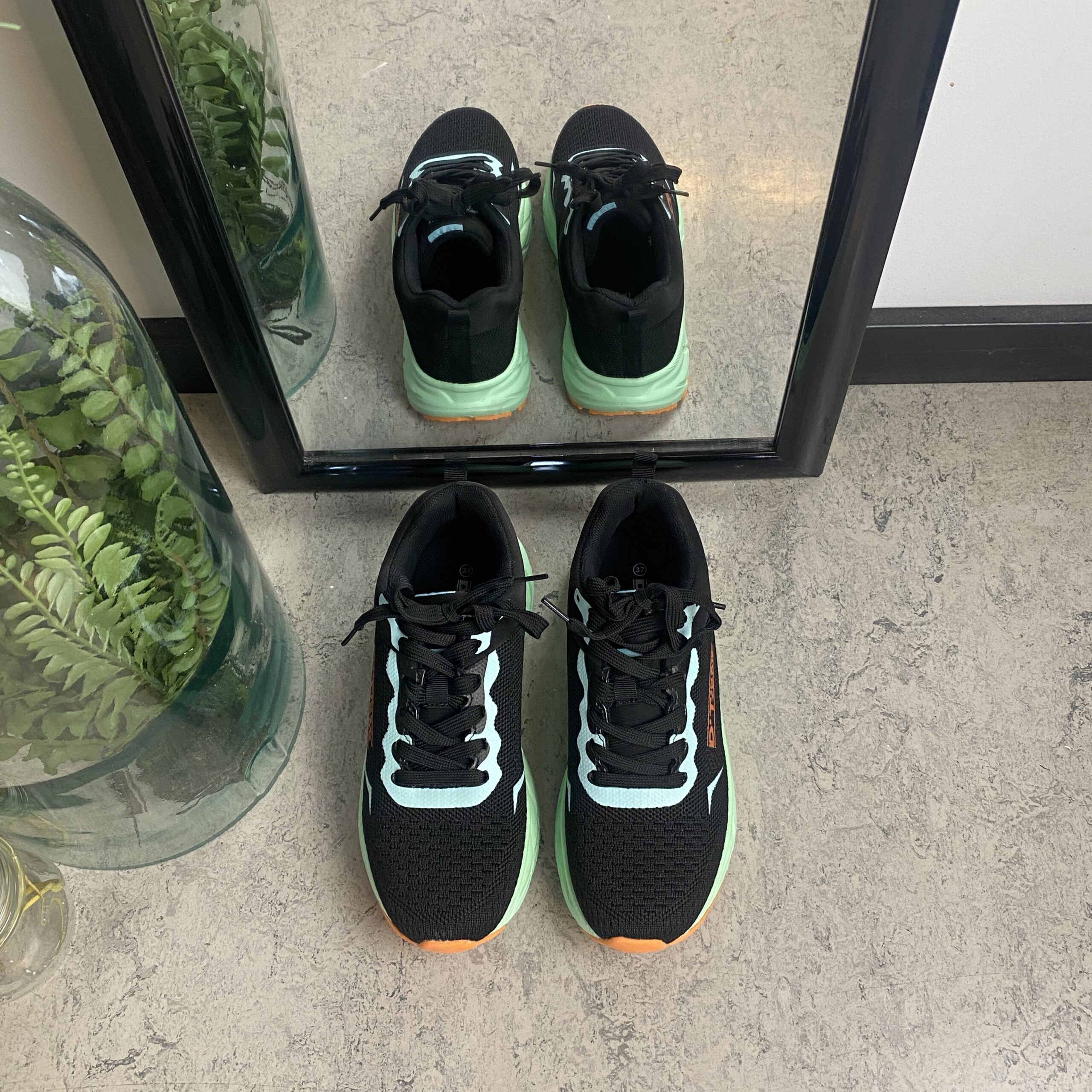 Svart lettvektsko med støtabsorberende såle