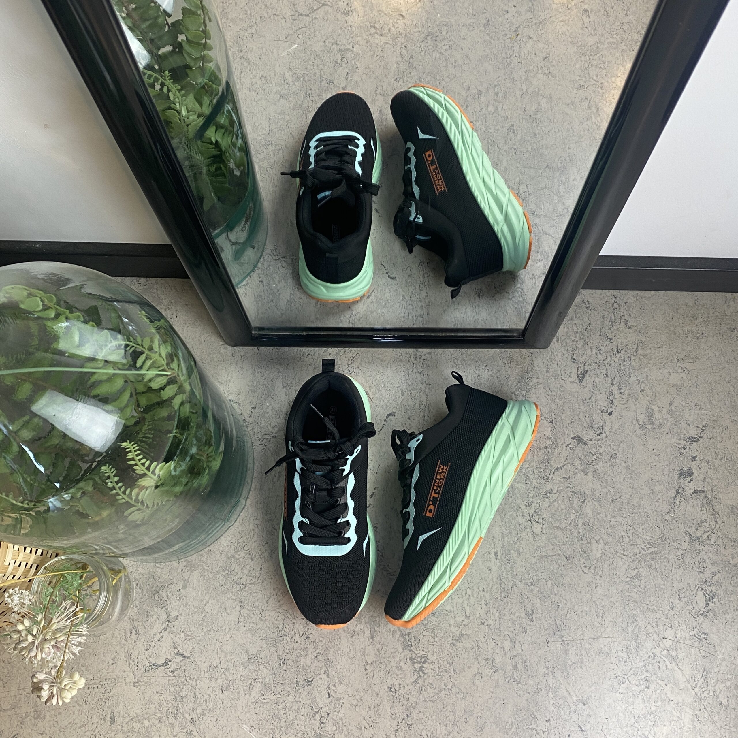 Svart lettvektsko med støtabsorberende såle