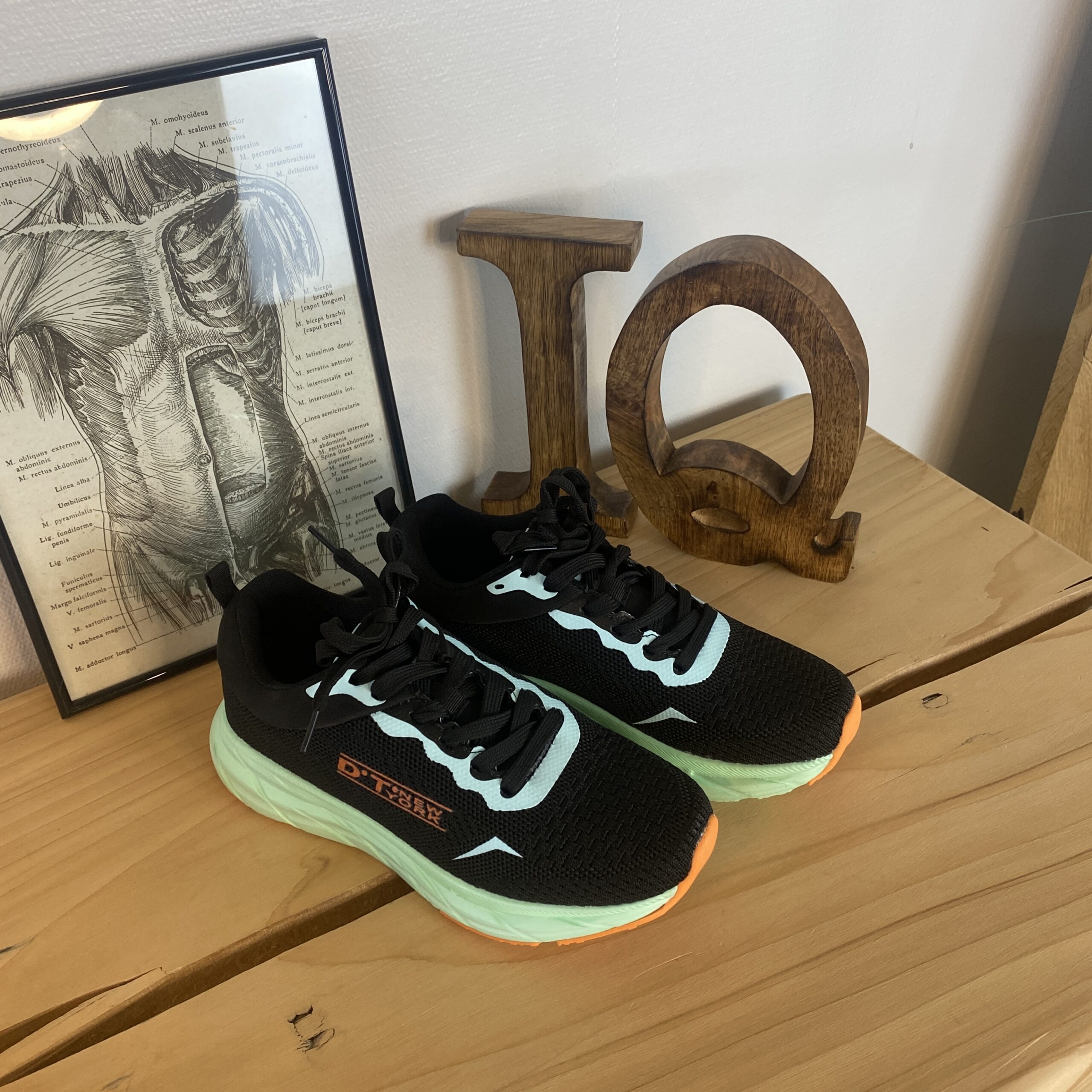 Svart lettvektsko med støtabsorberende såle