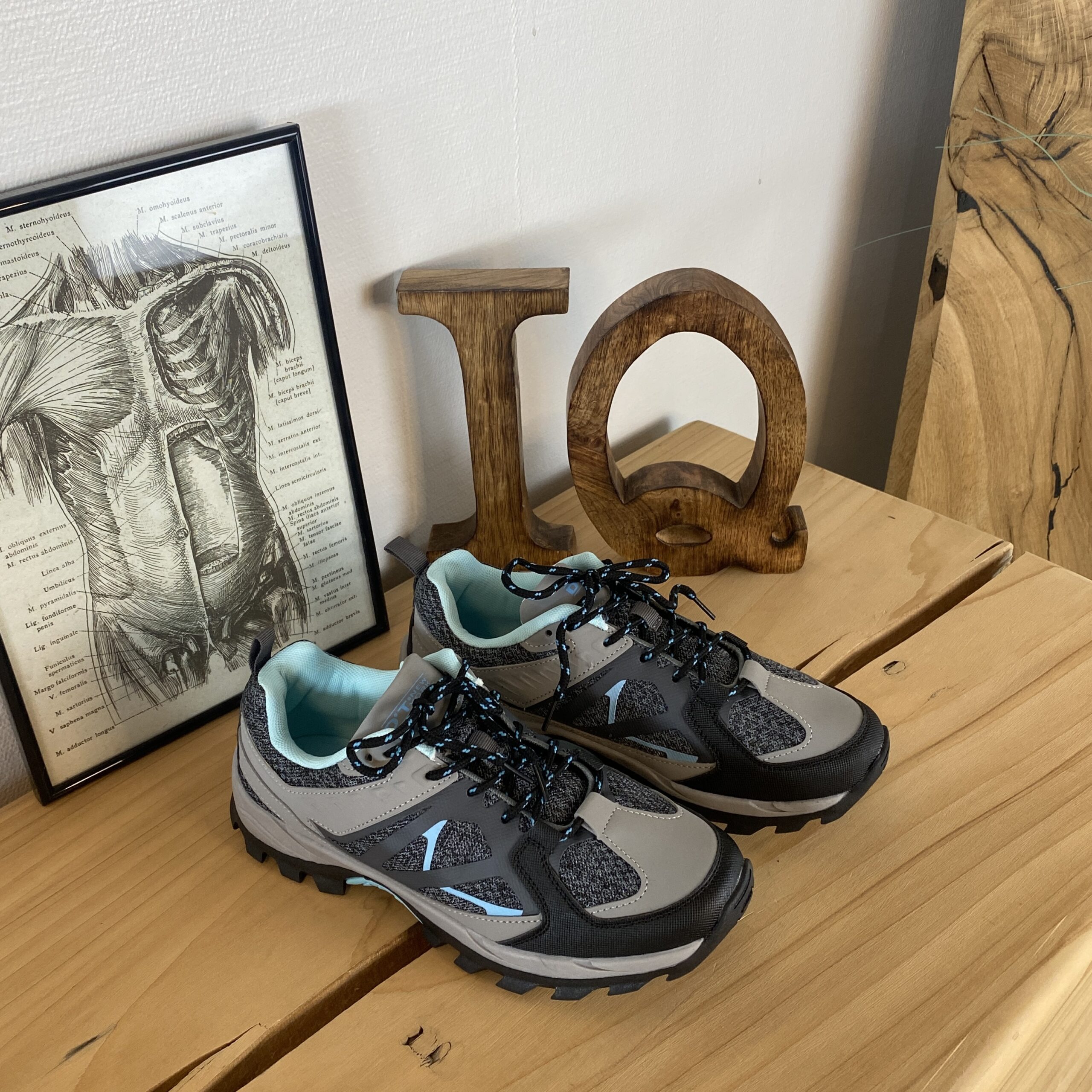 Funksjonell vandresko i grå med pustende mesh og støtdempende såle