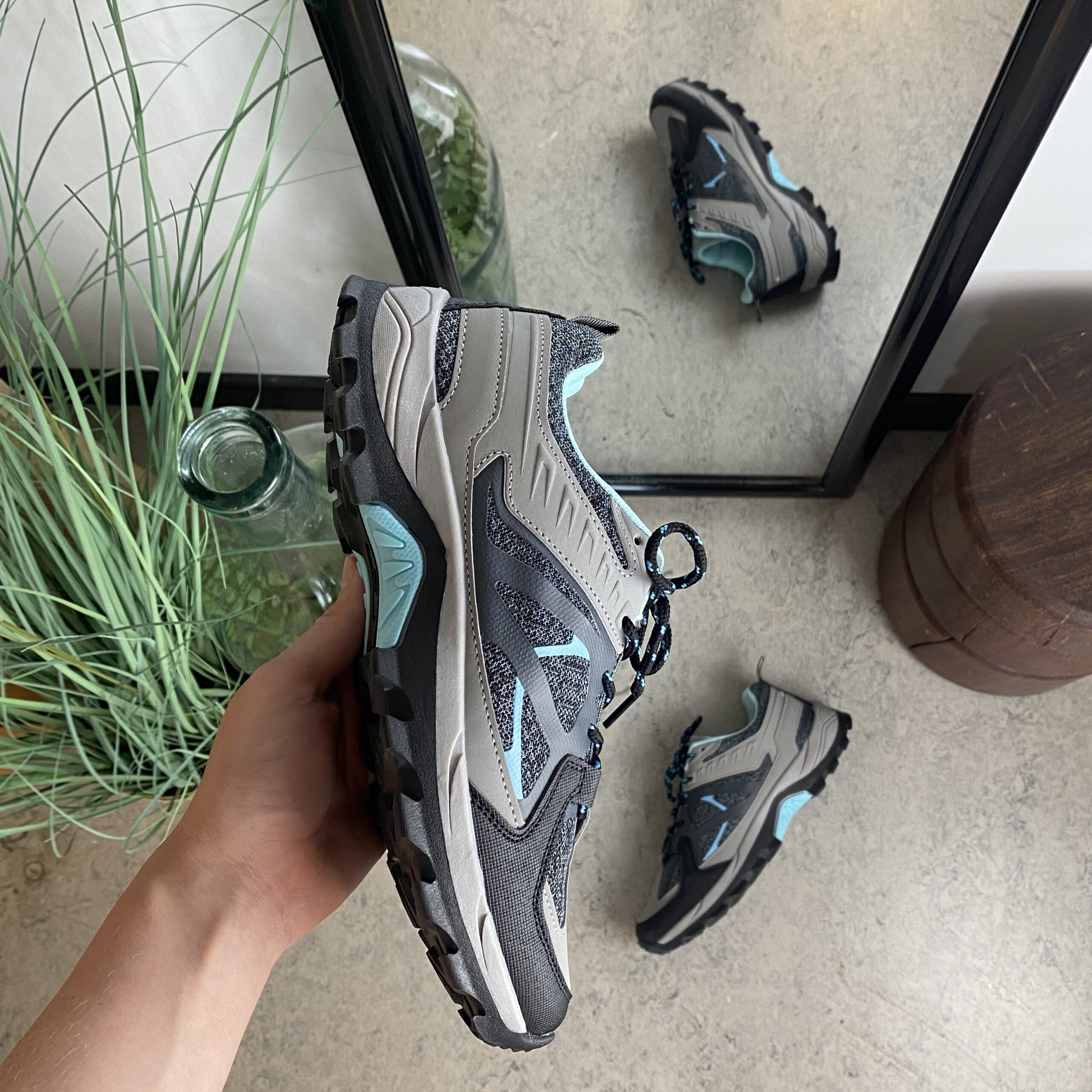 Funksjonell vandresko i grå med pustende mesh og støtdempende såle