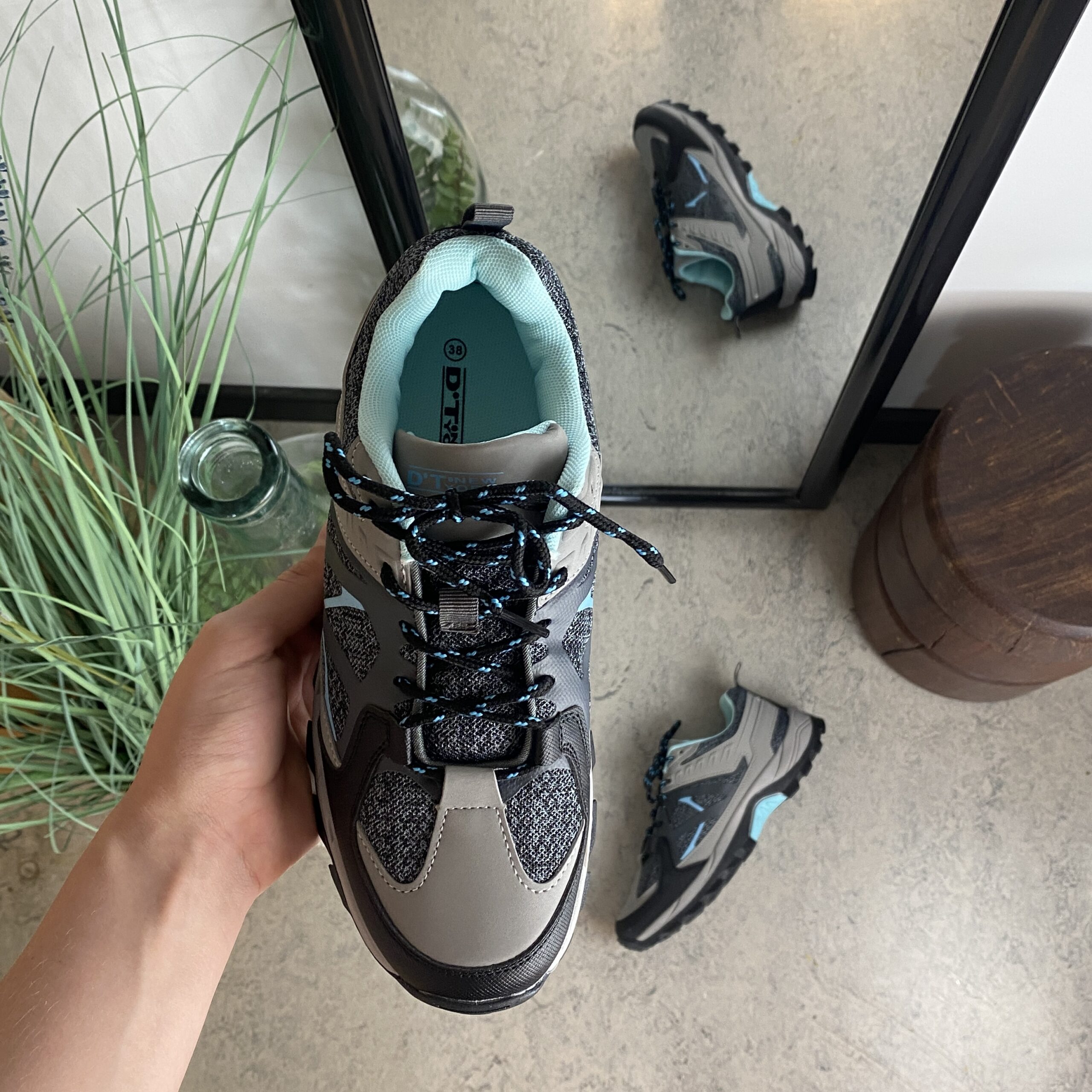 Funksjonell vandresko i grå med pustende mesh og støtdempende såle