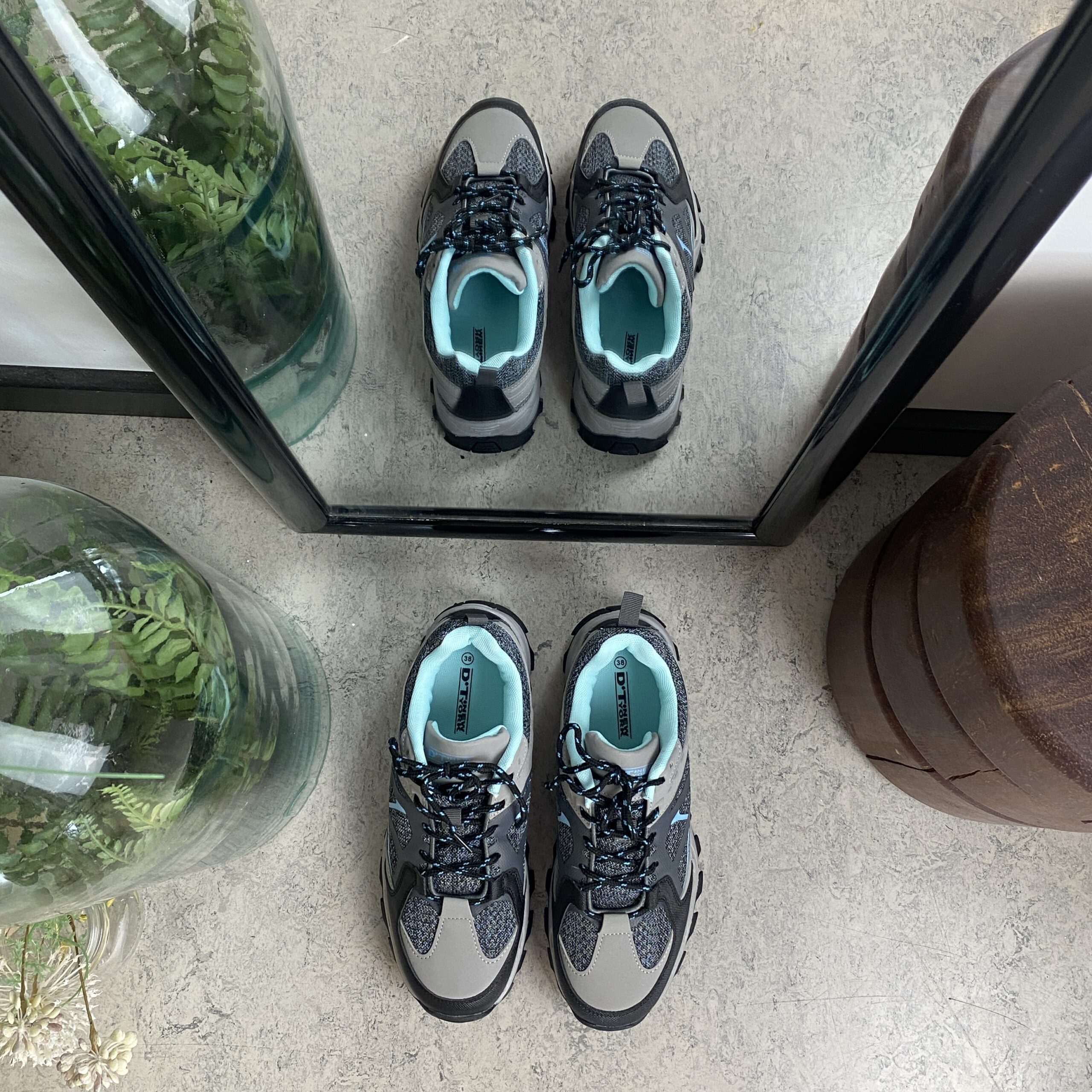 Funksjonell vandresko i grå med pustende mesh og støtdempende såle