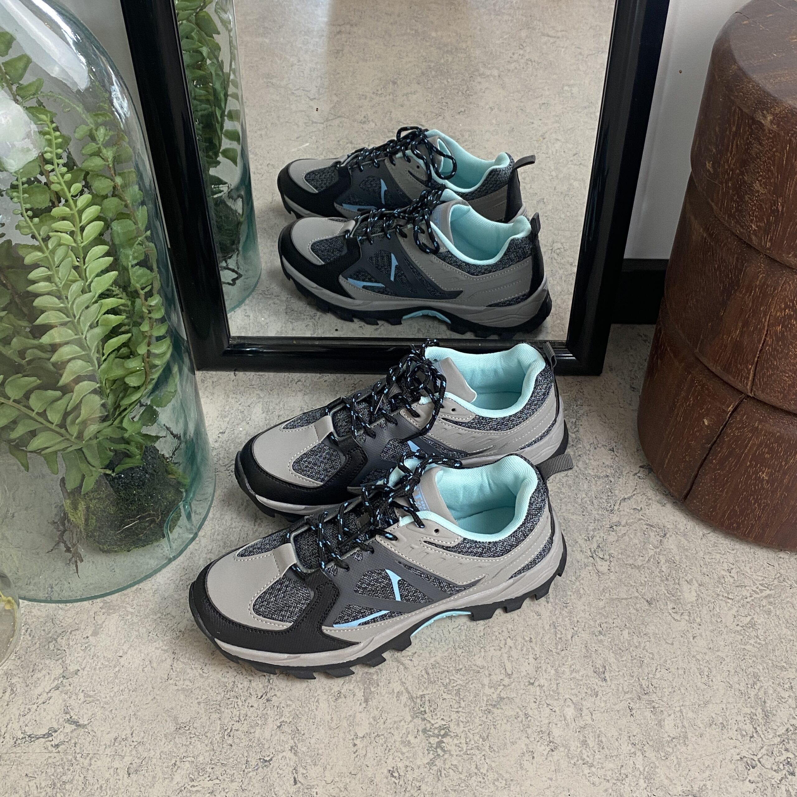 Funksjonell vandresko i grå med pustende mesh og støtdempende såle