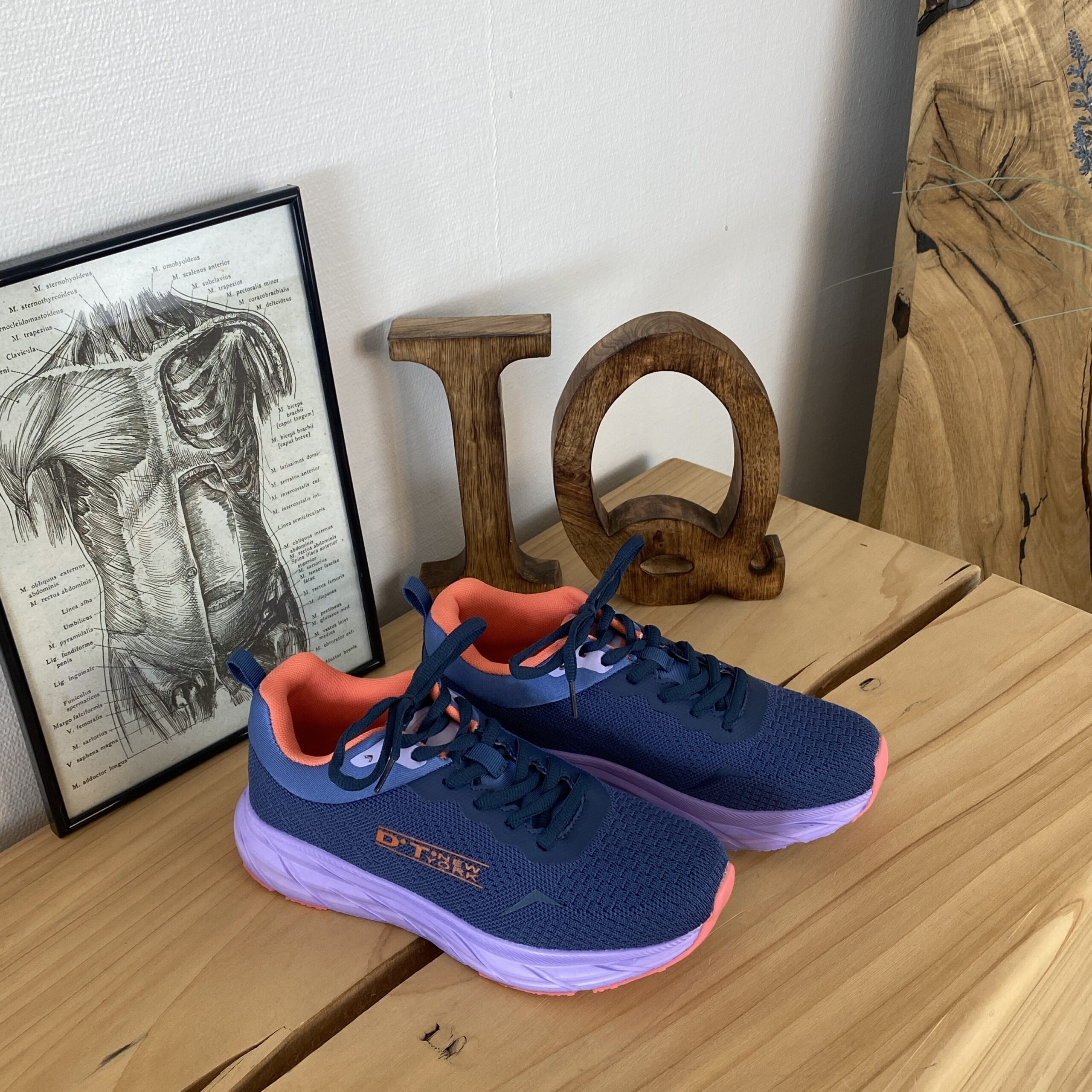 Lette sko i marineblå med støtabsorberende såle