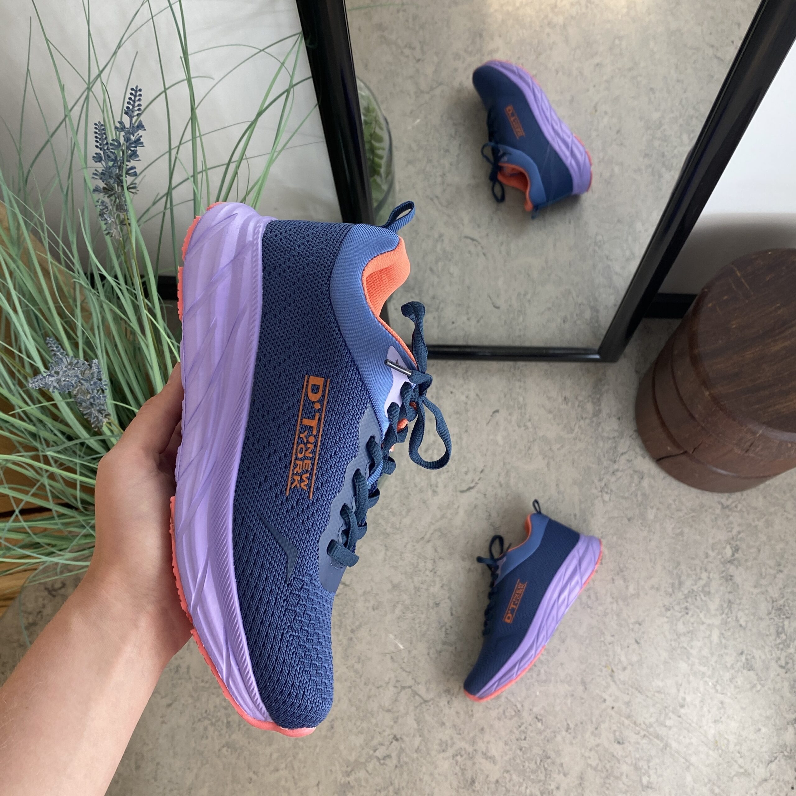 Lette sko i marineblå med støtabsorberende såle