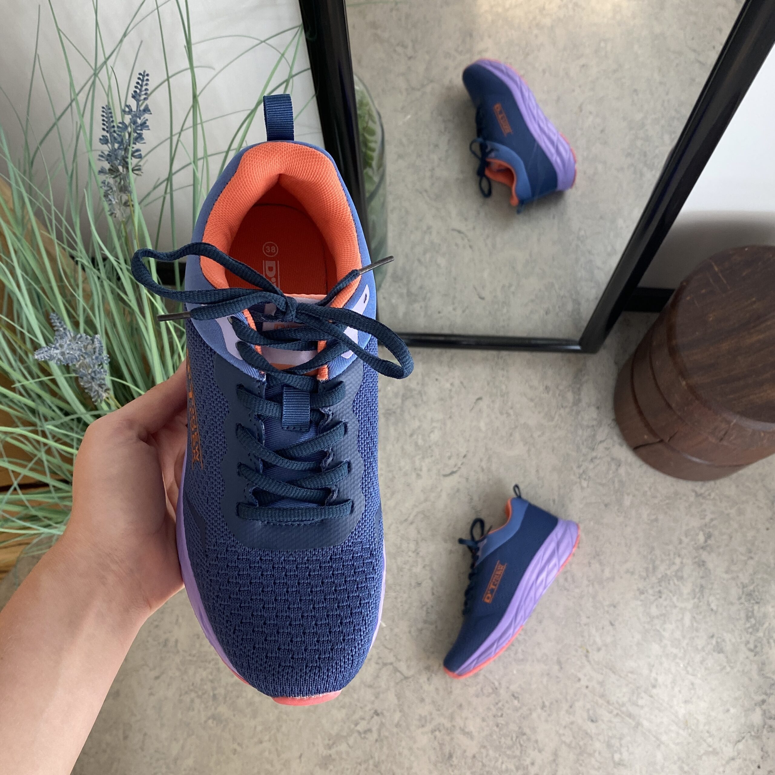 Lette sko i marineblå med støtabsorberende såle