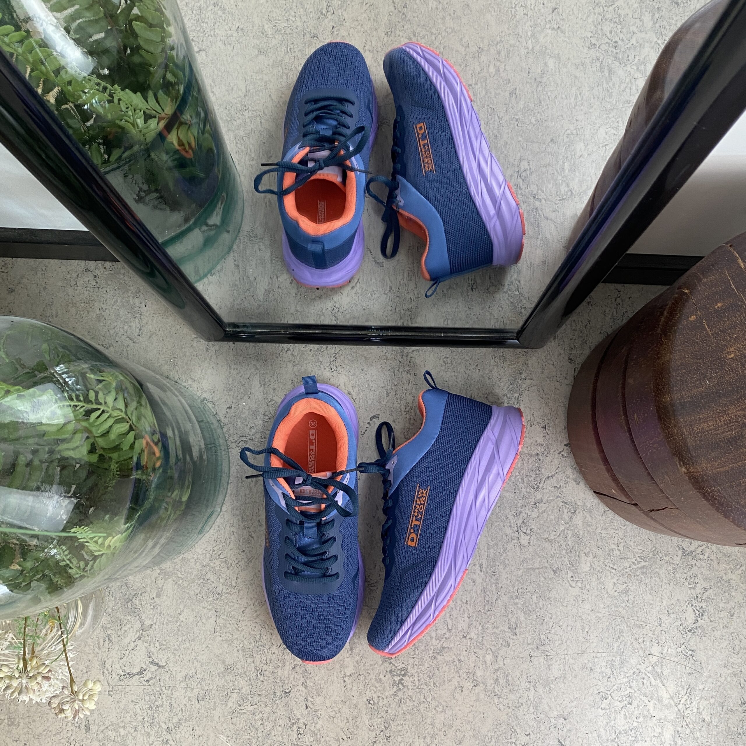 Lette sko i marineblå med støtabsorberende såle