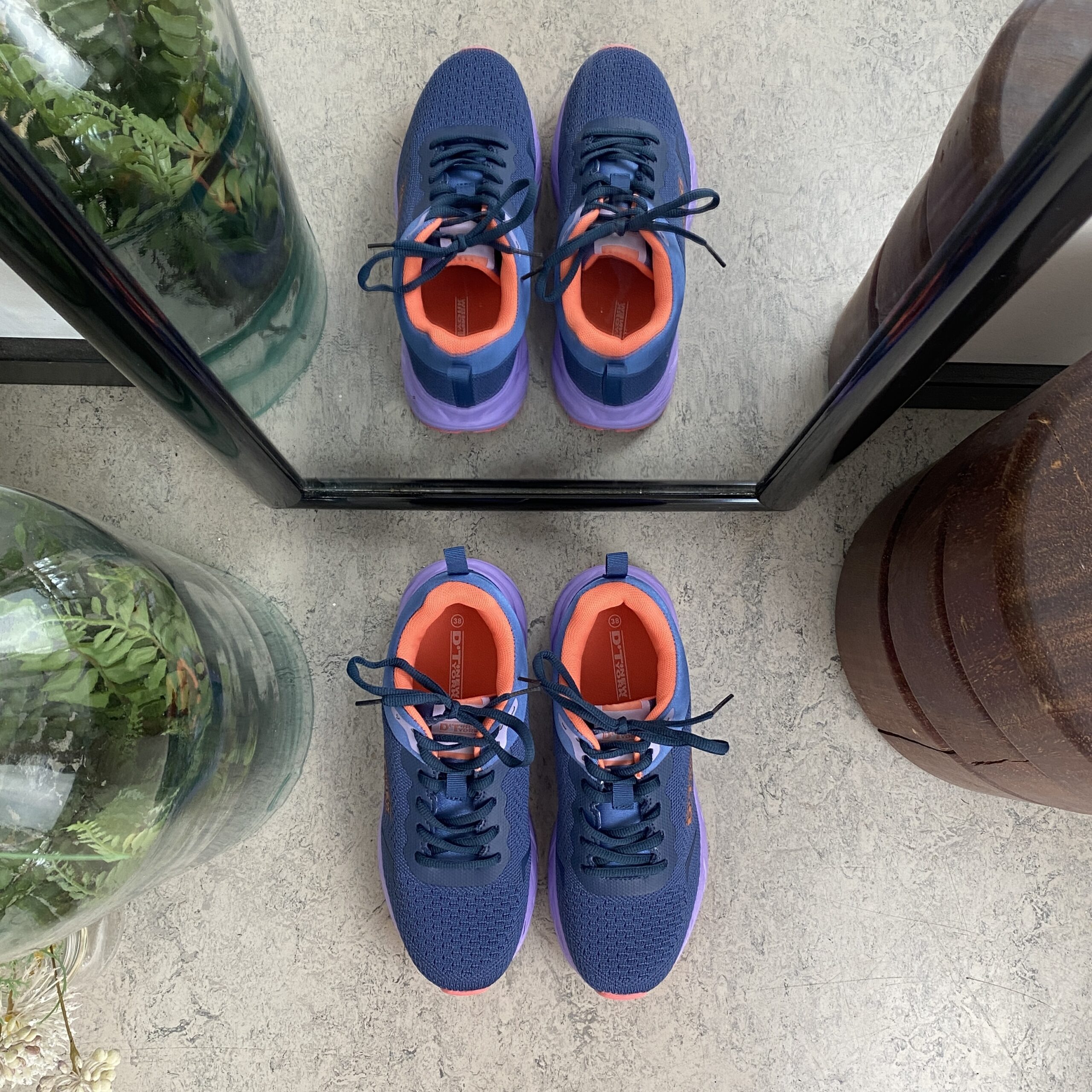 Lette sko i marineblå med støtabsorberende såle